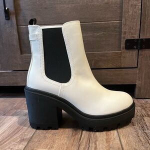 New Urban Outfitters Chloe Chelsea boot in white Size 8